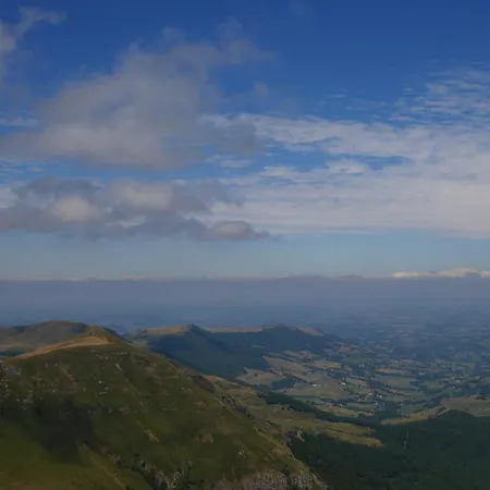 Apartment Recente Au Coeur Des Monts Du Cantal Laveissiere